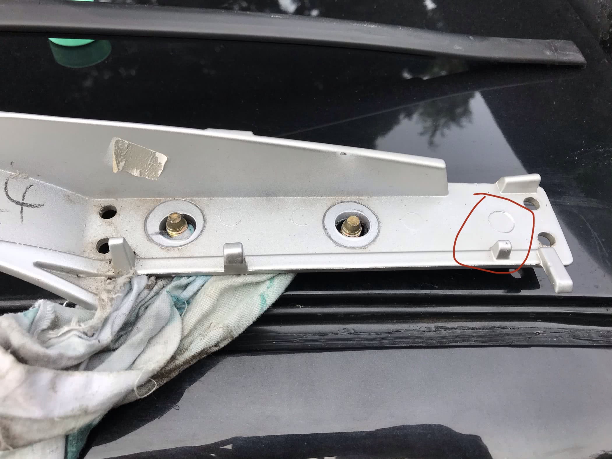 Schimmel im Kofferraum des Avensis T25 - Ursache und Behebung