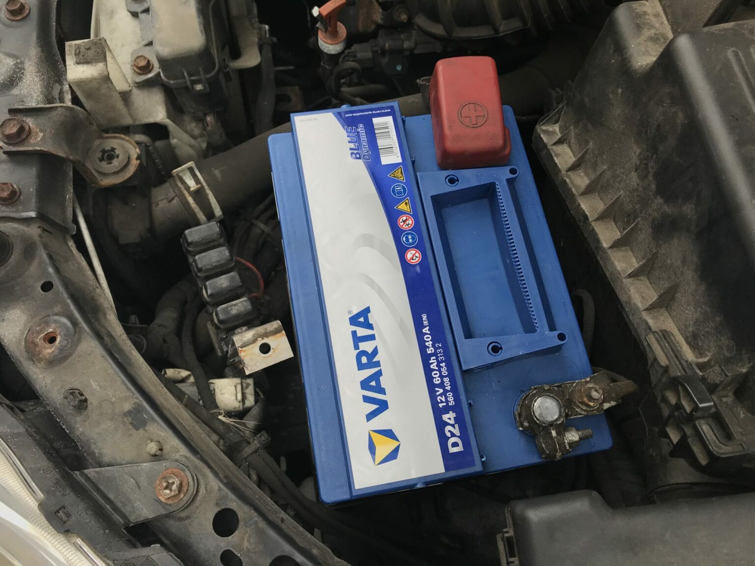 Starterbatterie beim Toyota Avensis T25 tauschen Das