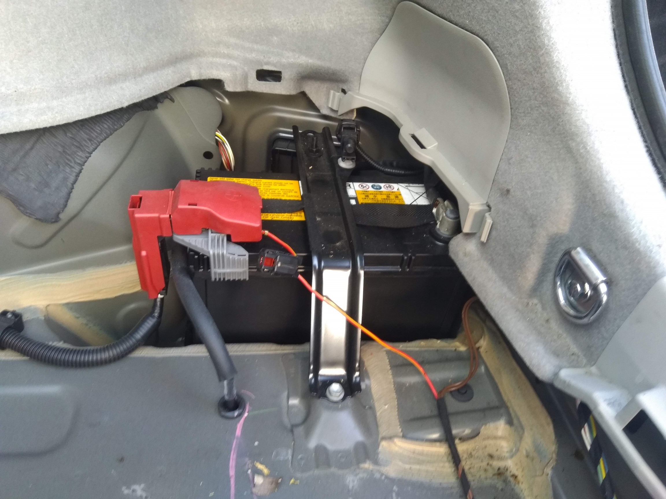 Starterbatterie beim Toyota Prius 3 tauschen Das
