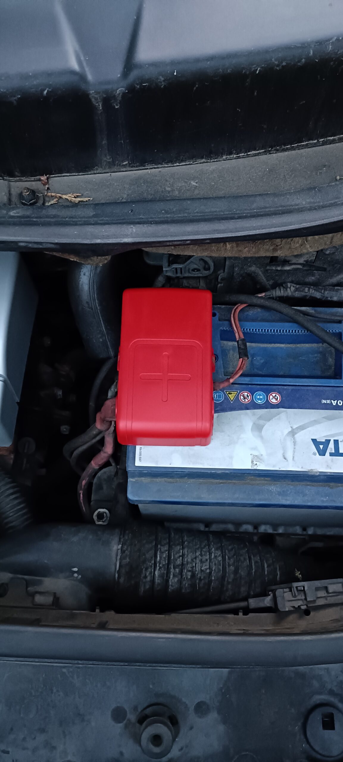 Batteriepolabdeckung Renault Scenic II - Warum verlegen Werkstätten ständig  Dinge? - Das Autotagebuch